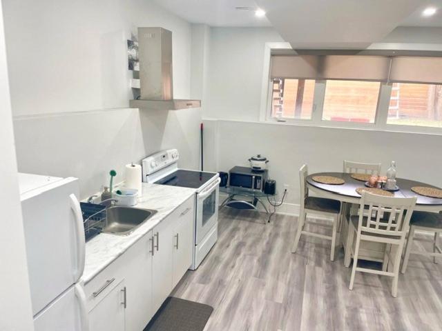Scarborough New 2-Bedroom Basement Toronto Bagian luar foto
